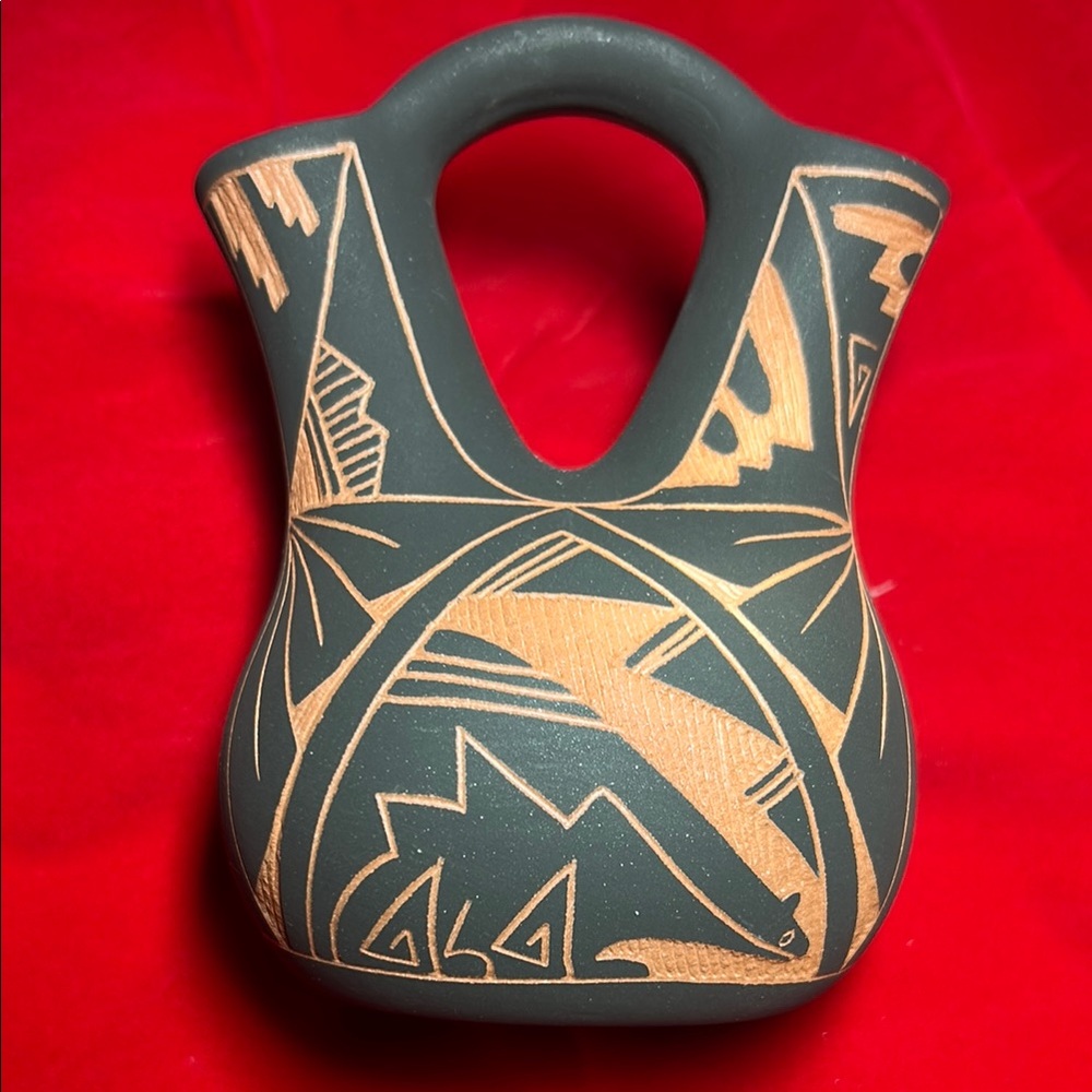 NATIVE AMERICAN ACOMA POTTERY.
Traditional hand coiled  wedding vase.